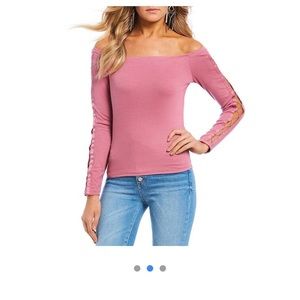 🍩NWOT Guess off the shoulder lace up top